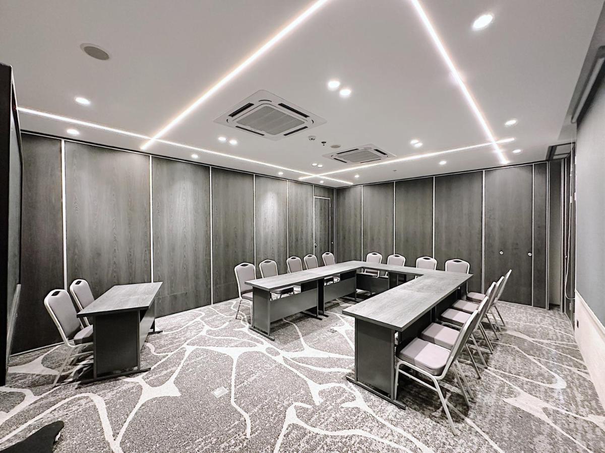 Rez Hotel Семаранг Екстериор снимка